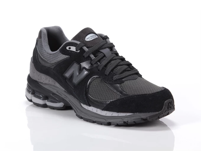  2002 - Sneakers uomo New Balance. Disponibile in diverse taglie: 41, 42 e colori nero. YOUSPORTY.