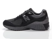  2002 - Sneakers uomo New Balance. Disponibile in diverse taglie: 41, 42 e colori nero. YOUSPORTY.