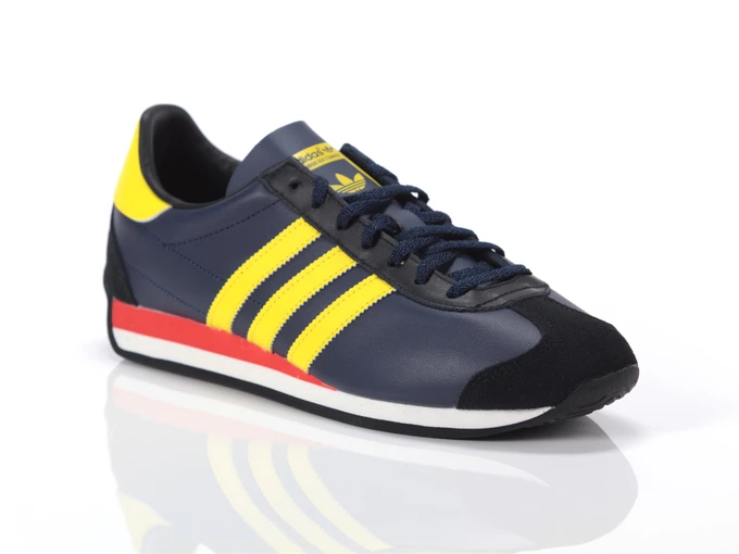  Country - Sneakers uomo Adidas. Disponibile in diverse taglie: 46, 41, 42, 43, 44, 45 e colori giallo, nero, blu. YOUSPORTY.