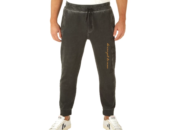  Pantalone Uomo In Felpa Nero - Pantaloni uomo Pyrex. Disponibile in diverse taglie: s e colori grigio, ocra, nero. YOUSPORTY.