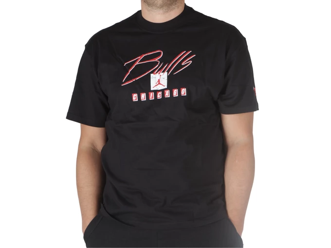  Bulls Courtside - T-Shirt uomo Nike. Disponibile in diverse taglie: l, m, s e colori rosso, bianco, nero. YOUSPORTY.