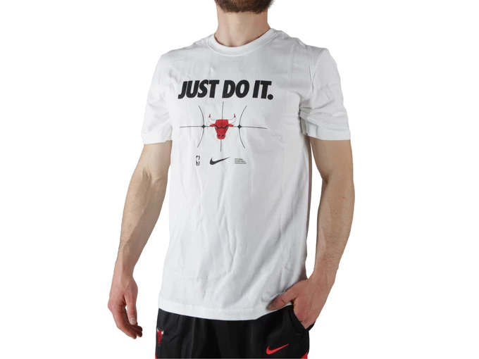  CHICAGO BULLS T-S - T-Shirt uomo Nike. Disponibile in diverse taglie: l, m, s, xl e colori bianco. YOUSPORTY.