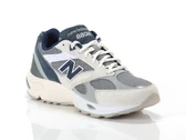  9060 - Sneakers uomo New Balance. Disponibile in diverse taglie: 46, 40, 41, 42, 43, 44, 45, 47 e colori bianco panna, blu, gri